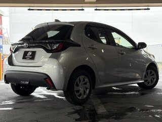 2022 Toyota Yaris IV, серебристый, 890000 рублей, вид 5
