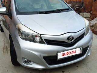 2012 Toyota Vitz III (XP130), серебристый, 660000 рублей, вид 2