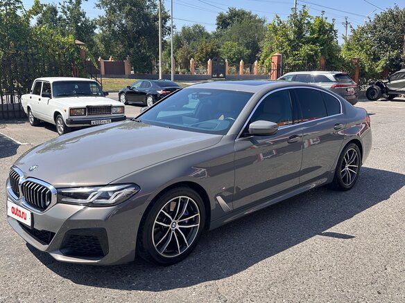 2022 BMW 5 серии 520i VII (G30/G31/G38) Рестайлинг, серый, 4850000 рублей - вид 4