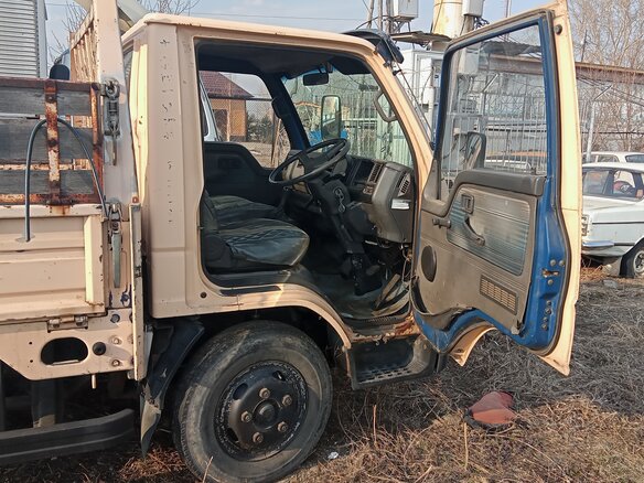 1990 Mazda Titan, бежевый, 900000 рублей - вид 2