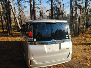 2020 Toyota Voxy III (R80) Рестайлинг, серебристый, 2620000 рублей, вид 3
