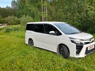 2018 Toyota Voxy III (R80) Рестайлинг, белый, 2700000 рублей, вид 5