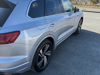 2018 Volkswagen Touareg III, серебристый, 4858858 рублей, вид 4