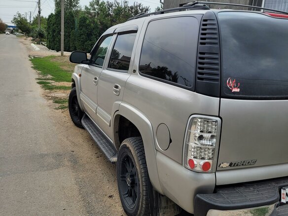 2003 Chevrolet Tahoe II, серебристый, 1180000 рублей - вид 4