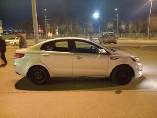 2017 Kia Rio III Рестайлинг, серебристый, 600000 рублей, вид 1