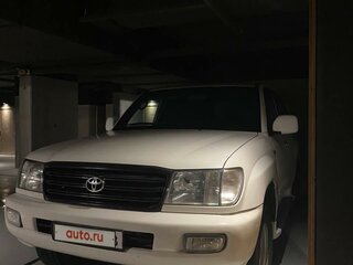 2003 Toyota Land Cruiser 105 100 Series Рестайлинг 1, белый, 1800000 рублей, вид 2