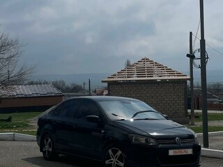 2013 Volkswagen Polo V, чёрный, 810000 рублей, вид 2