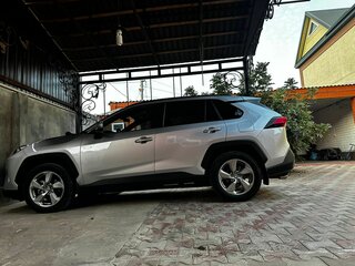 2020 Toyota RAV4 V (XA50), серый, 4700000 рублей, вид 4