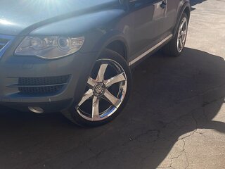 2008 Volkswagen Touareg I Рестайлинг, серый, 1099900 рублей, вид 2