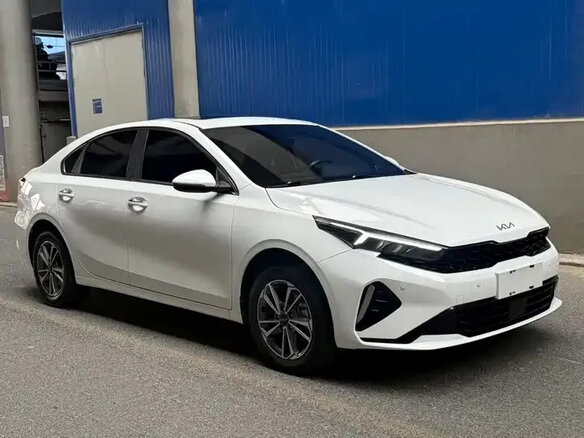 2023 Kia K3 II (China Market) Рестайлинг, белый - вид 3