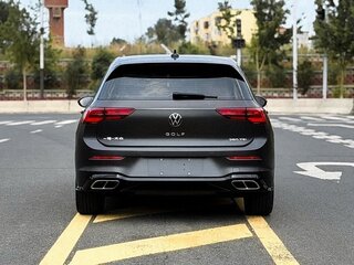 2023 Volkswagen Golf VIII, серый, 1925000 рублей, вид 4