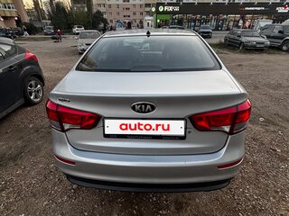 2015 Kia Rio III Рестайлинг, серебристый, 820000 рублей, вид 4
