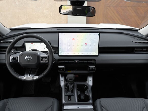 2026 Toyota RAV4 VI (XA60), белый - вид 11