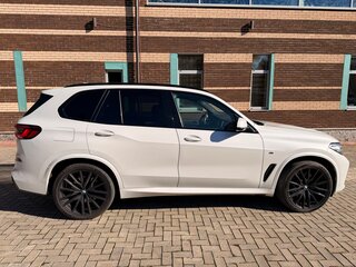 2020 BMW X5 M50d IV (G05/G18), белый, 6800000 рублей, вид 4