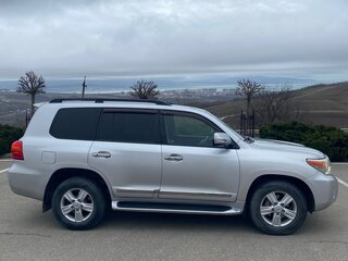 2012 Toyota Land Cruiser 200 Series Рестайлинг 1, серебристый, 3700000 рублей, вид 3