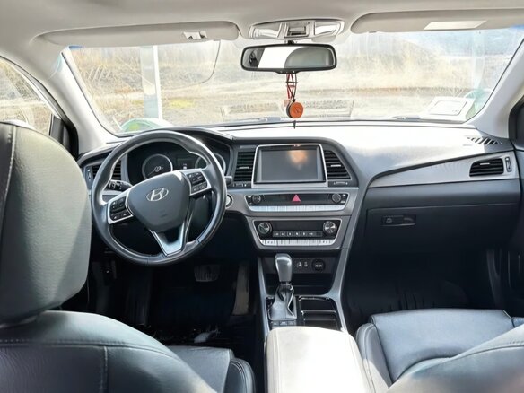 2019 Hyundai Sonata VII (LF) Рестайлинг, белый - вид 3