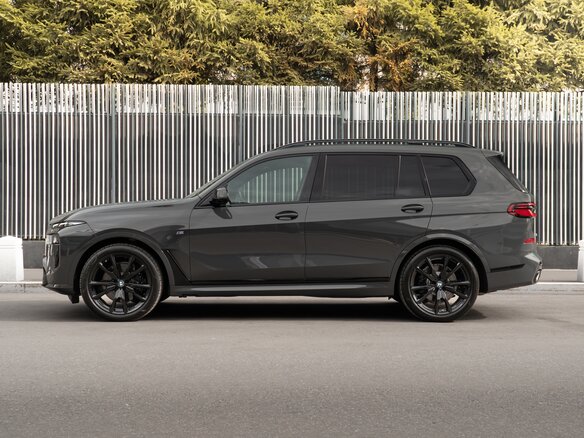 2025 BMW X7 40d I (G07) Рестайлинг, серый - вид 3
