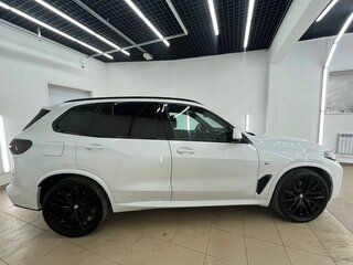 2025 BMW X5 40d IV (G05/G18) Рестайлинг, белый, 13990000 рублей, вид 4