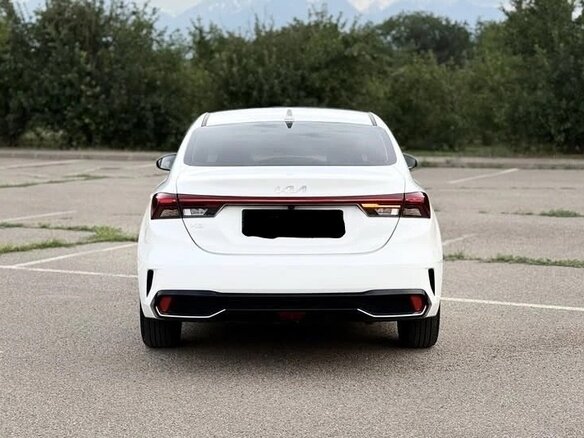 2023 Kia K3 II (China Market) Рестайлинг, белый - вид 3