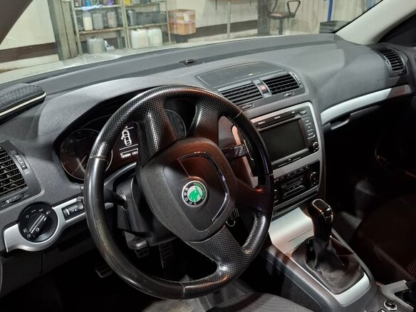 2011 Skoda Octavia II (A5) Рестайлинг, серый, 1500000 рублей - вид 5