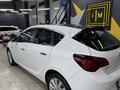 2013 Opel Astra J Рестайлинг, белый, 890000 рублей - вид 3
