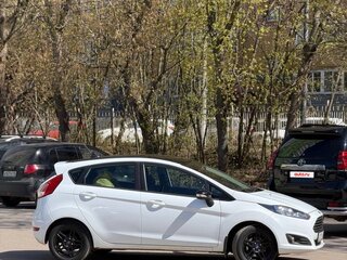 2017 Ford Fiesta Mk6 Рестайлинг, белый, 700000 рублей, вид 4