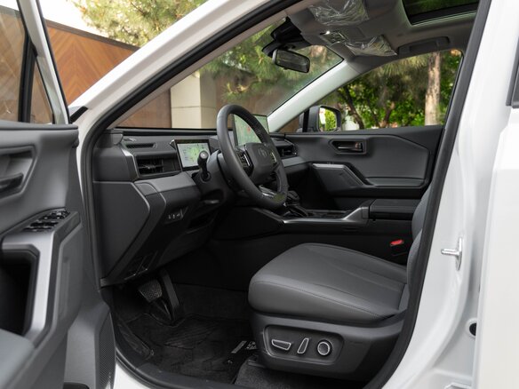 2026 Toyota RAV4 VI (XA60), белый - вид 9