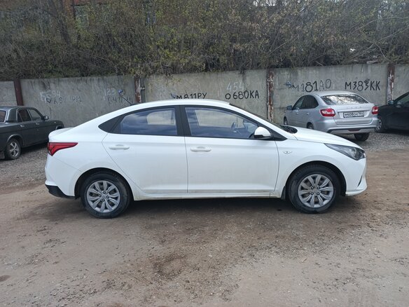 2020 Hyundai Solaris II Рестайлинг, белый, 1450000 рублей - вид 1