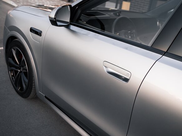 2025 Aito M8 53.4 kWh I, серебристый, 8000000 рублей - вид 15