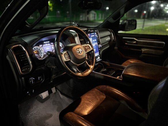 2019 Ram 1500 Quad Cab V, серый, 5800000 рублей - вид 4