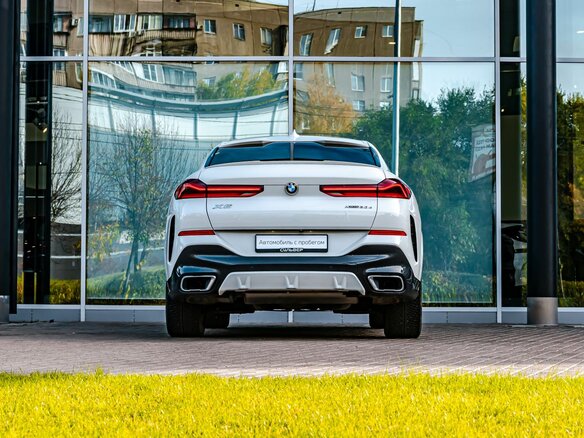 2022 BMW X6 30d III (G06), белый, 8350000 рублей - вид 3