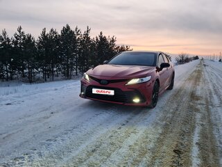 2021 Toyota Camry VIII (XV70) Рестайлинг, красный, 2900000 рублей, вид 2