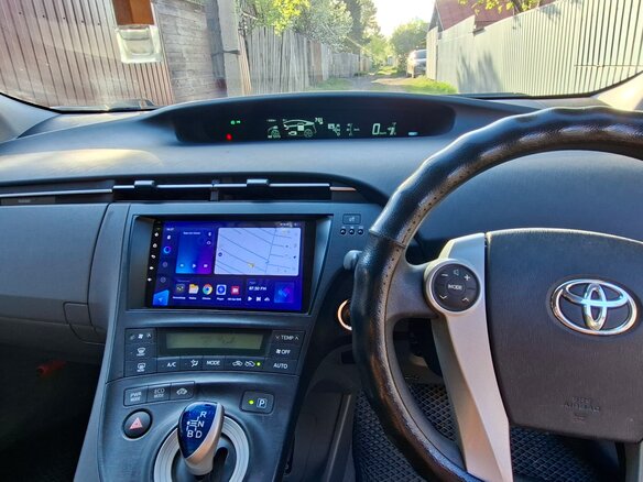 2011 Toyota Prius III Рестайлинг (XW30), серебристый, 1150000 рублей - вид 10