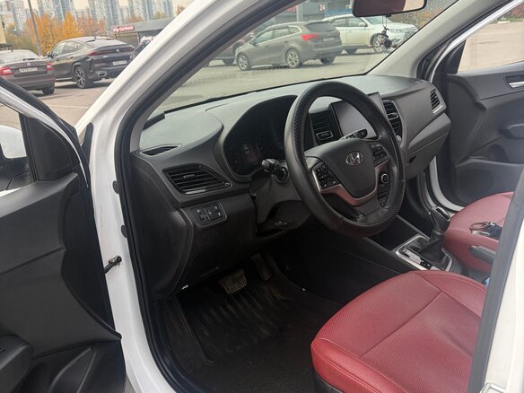 2021 Hyundai Solaris II Рестайлинг, белый, 1600000 рублей - вид 8