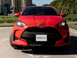 2020 Toyota Yaris IV, пурпурный, 1600000 рублей, вид 3