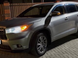 2014 Toyota Highlander III (XU50), серебристый, 2050000 рублей, вид 2
