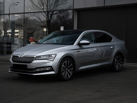 2023 Skoda Superb III Рестайлинг, серебристый, 2290000 рублей, вид 1