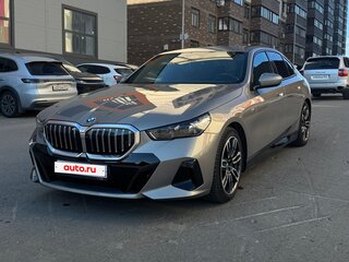 2024 BMW 5 серии 520d xDrive VIII (G60/G61/G68), серый, 7100000 рублей, вид 2