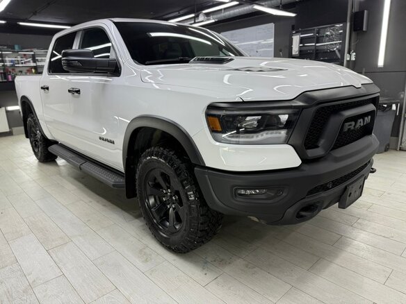 2023 Ram 1500 Crew Cab V, белый, 7700000 рублей