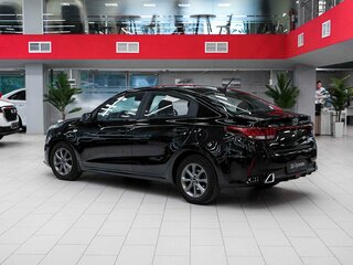 2021 Kia Rio IV Рестайлинг, чёрный, 1490000 рублей, вид 4