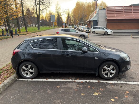 2011 Opel Astra J, чёрный - вид 3