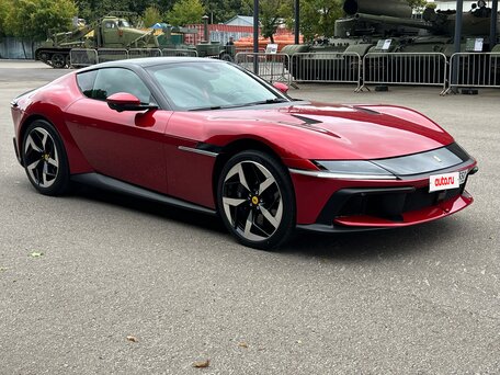 2025 Ferrari 12Cilindri, красный, 58400000 рублей, вид 4