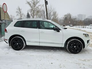 2017 Volkswagen Touareg II Рестайлинг, белый, 3900000 рублей, вид 3