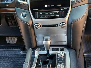 2021 Toyota Land Cruiser 200 Series Рестайлинг 2, чёрный, 8000000 рублей, вид 2