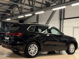 2025 Volkswagen Touareg III Рестайлинг, чёрный, 7999000 рублей, вид 4