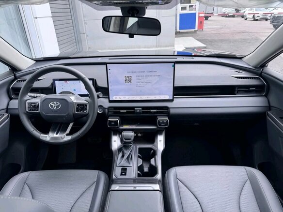 2025 Toyota RAV4 VI (XA60), чёрный - вид 5