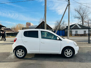 2001 Toyota Vitz I (P10), белый, 579999 рублей, вид 5