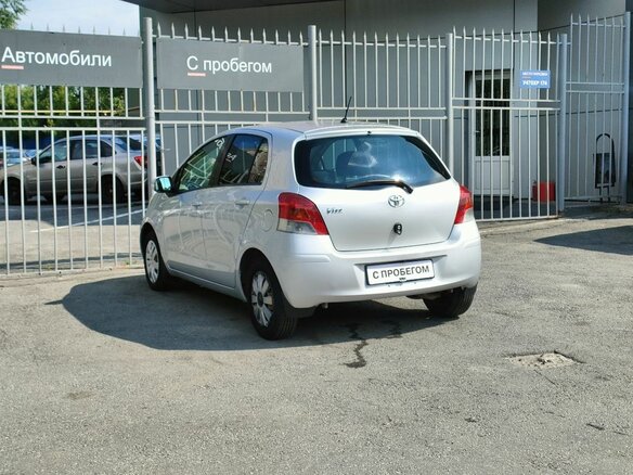 2009 Toyota Vitz II (XP90), серебристый - вид 3
