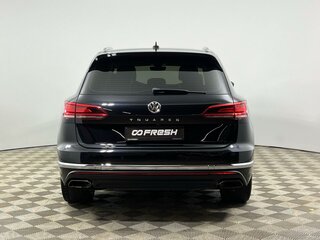 2018 Volkswagen Touareg III, чёрный, 4494900 рублей, вид 4