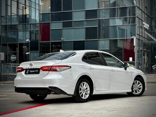 2021 Toyota Camry VIII (XV70), белый, 1695000 рублей, вид 5